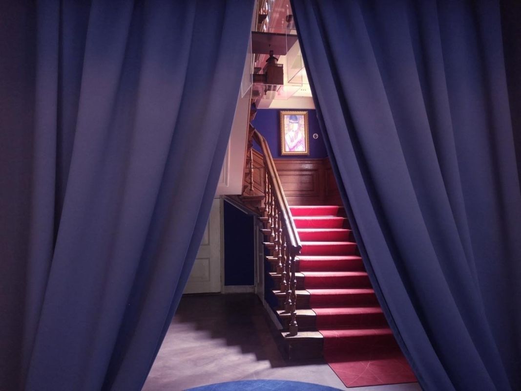 Gordijnen geven een doorkijkje naar het eerste sprekende portret